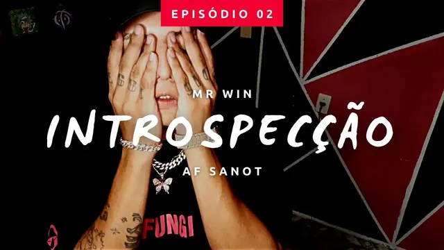Capa: o rosto coberto pelas mãos, camiseta Fungi e o título Introspecção